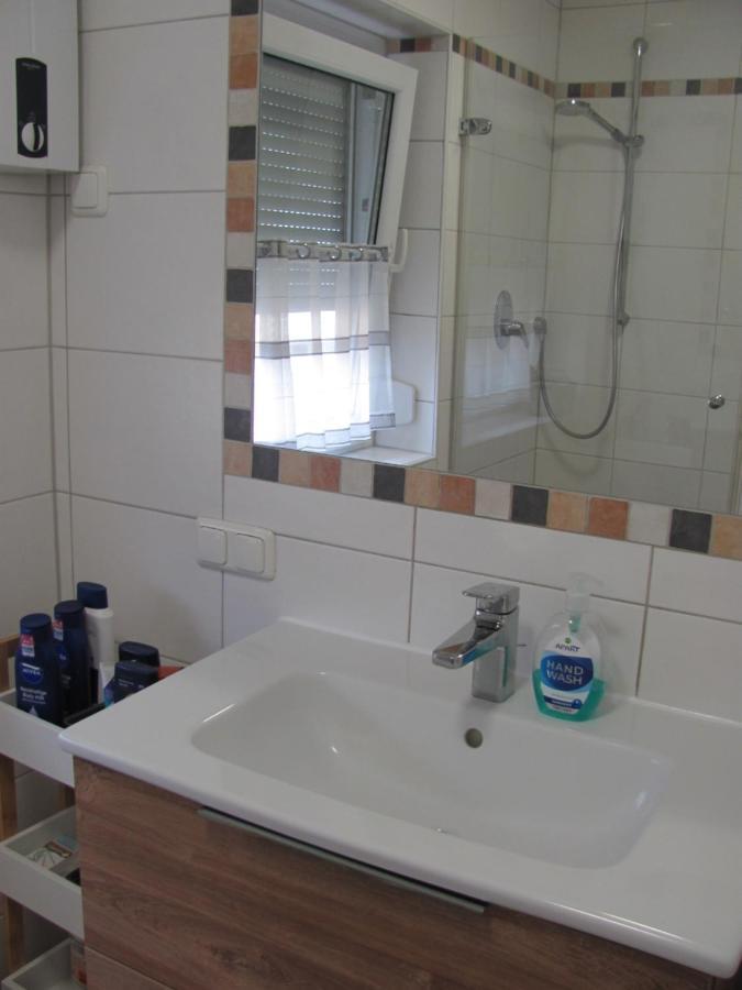 Cozy Airport Guesthouse: Twin Room with Shared Bath Trunkelsberg Exterior photo